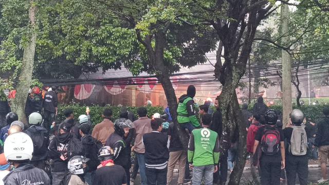 Demo di Bandung ricuh, massa bakar rumah pakai molotov
