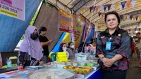 Lurah Langkai Kecamatan Pahandut Kota Palangka Raya, Sri Wati seusai berbincang dengan salah satu pedagang di Pasar Ramadhan Kelurahan Langkai, Jumat (22/3/2024).