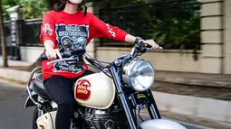Tidak hanya bersepeda, Wika Salim pun ternyata bisa naik moge. Baru-baru ini ia pun mencoba naik moge asal pabrikan Inggris. Ternyata tidak hanya berfoto bareng moge tersebut, Wika Salim pun lihai saat menggunakannnya untuk riding bareng. (Liputan6.com/IG/@wikasalim)