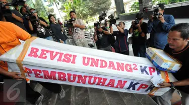 Sebuah peti mati berbalut kain putih tiba di Gedung KPK, Jakarta, Selasa (20/10). Peti yang bertuliskan "Revisi UU KPK, Pembunuhan KPK" itu dikirim oleh Bambang Saptono, warga Solo, Jawa Tengah. (Liputan6.com/Helmi Afandi)