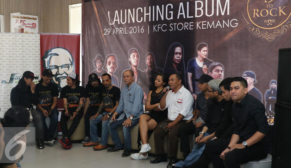 Suasana peluncuran album di Kawasan Kemang, Jakarta, Jumat (29/04/2016). Boomerang, Grassrock dan D'bandhits launching album kompilasi mereka yang diberi nama 3 ROCK. (Liputan6.com/Herman Zakharia)