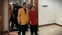 Ketua Umum DPP PDIP Megawati Soekarnoputri menyambut langsung kedatangan Hanura dipimpin langsung oleh Ketua Umum DPP Partai Hanura Oesman Sapta Odang (OSO) dan jajarannya. (Foto: Delvira Hutabarat/Liputan6.com).