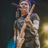 Saat diatas panggung membawakan lagu-lagu hitsnya, Rizky Febian justru menggunakan outift casual dan santai. Meski begitu pesonanya tetap terpancar. Apalagi ketika dirinya mengiringi sendiri lagunya dengan gitar. (Liputan6.com/IG/@rizkyfbian)