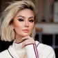 Tampil dengan rambut pendek berwarna blonde, penampilan Agnez Mo ini banjir pujian. Pelantun Matahariku ini juga tampil memesona dengan makeupnya yang flawless. (Liputan6.com/IG/@agnezmo)