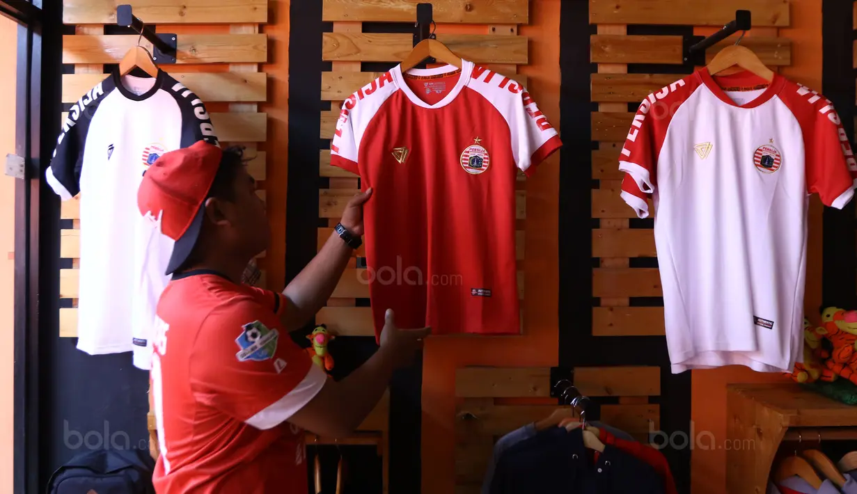 Seorang pengunjung sedang melihat display jersey Persija Jakarta di Crazy Store, Percetakan Negara, Selasa (12/9/2017). Persija dan The Jakmania resmi meluncurkan 43 store di Jabodetabek. (Bola.com/Nicklas Hanoatubun)