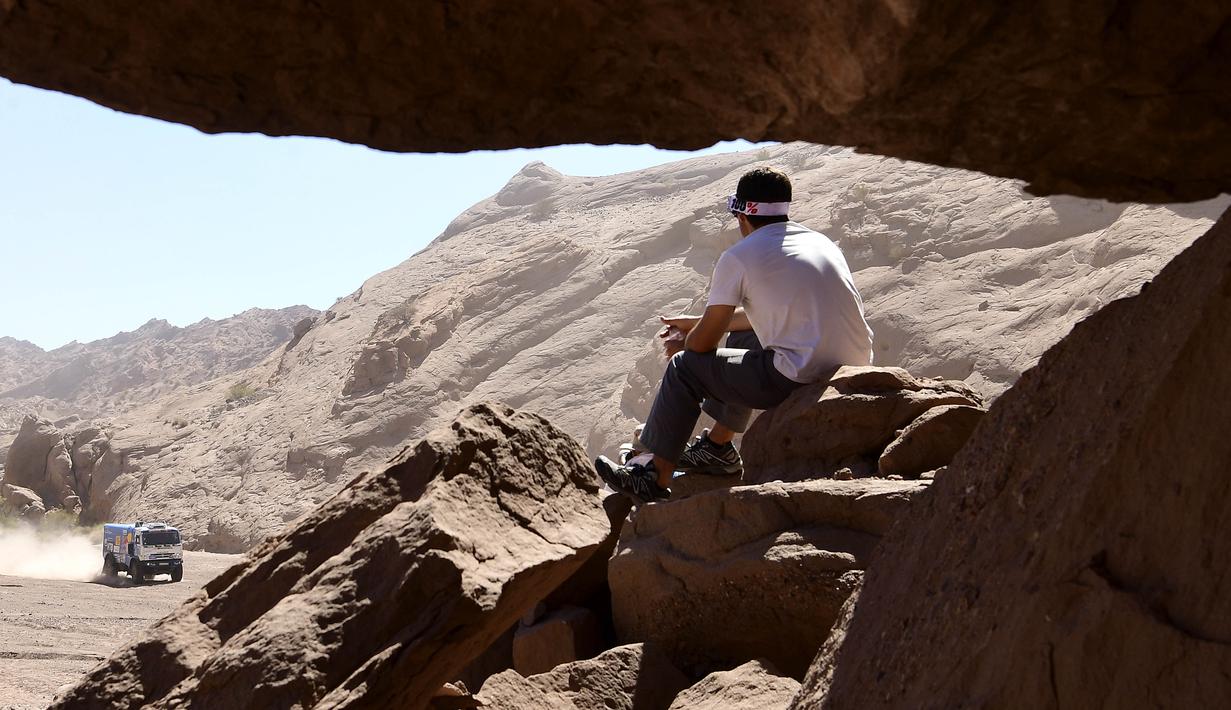 Pebalap Truck asal Rusia, Eduard Nikolaev, dan asistennya, Evgeny Yakolev serta Vladimir Rybakov  melitasi daerah gersang pada etape ke10 Rally Dakar 2017 antara Chilecito dan San Juan di Argentina (12/1/2017). (AFP/Franck Fife)