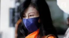 Wakil Direktur PT Adonara Propertindo, Anja Runtuwene usai menjalani pemeriksaan di Gedung KPK, Jakarta, Jumat (20/8/2021). Anja Runtuwene merupakan tersangka dugaan korupsi pengadaan tanah untuk Perumda Pembangunan Sarana Jaya tahun 2019 di Munjul Pondok Ranggon. (Liputan6.com/Helmi Fithriansyah)