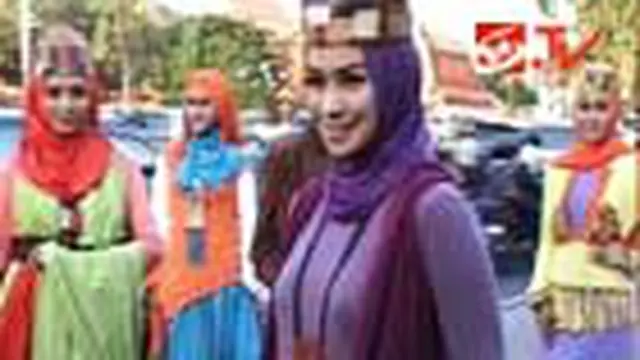Memamerkan Busana Muslim di Trotoar