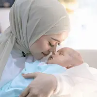 Gaya Stylish Lesti Kejora saat Gendong Anak (@lestykejora)