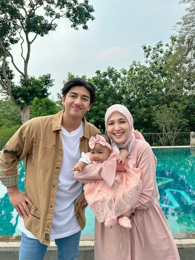 Tampil Keibuan, Ini 6 Potret Cut Syifa Saat Gendong Anak yang Tuai Pujian