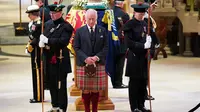 Empat anak Ratu Elizabeth II melaksanakan tradisi Vigil of The Princes di Katedral St. Giles, Skotlandia. (dok. Jane Barlow / POOL / AFP)