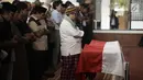 Jemaah mensalatkan jenazah aktor senior Amoroso Katamsi sebelum dimakamkan di Masjid Imam Bonjol, Pondok Labu, Jakarta, Senin (17/4). Pemeran Presiden Soeharto dalam film "G30S/PKI" itu meninggal di usia 79 tahun. (Liputan6.com/Faizal Fanani)