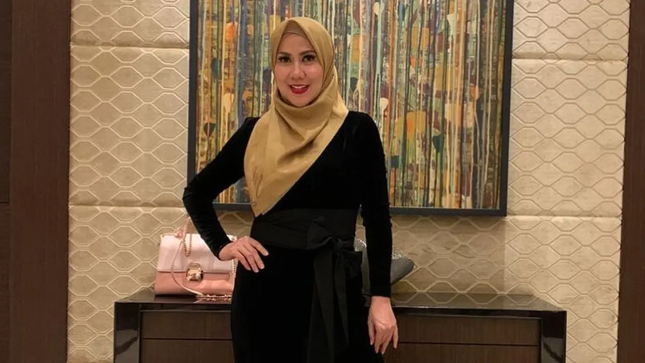 Gaya Kasual Venna Melinda Pakai Baju Bernuansa Hitam, Tampil Modis. (Sumber: Instagram/vennamelindareal)