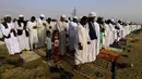 Warga muslim Sudan melaksanakan Salat Idul Adha di Khartoum, Senin (12/9). (REUTERS / Mohamed Nureldin Abdallah)
