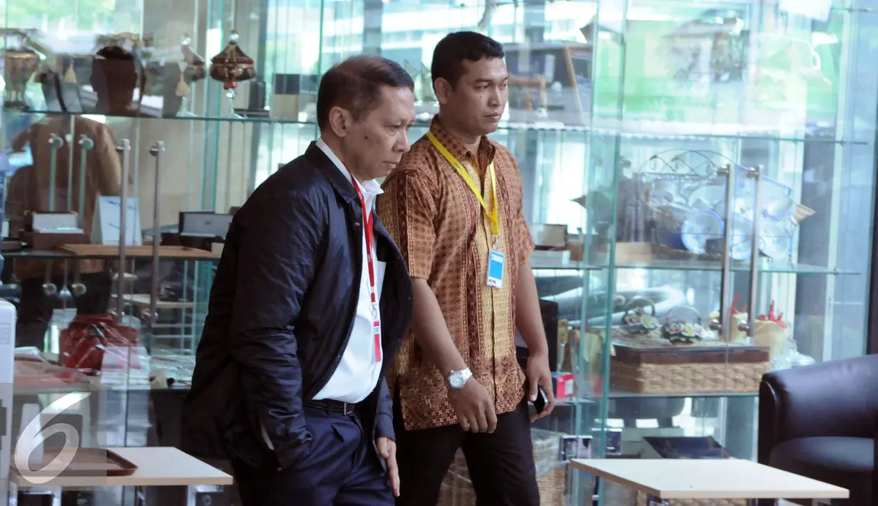 Mantan Direktur Utama PT Pelindo II Richard Joost Lino saat berada di dalam gedung KPK, Jakarta, Jumat (5/2). RJ Lino diperiksa terkait dugaan kasus korupsi pengadaan quay container crane (QCC) tahun 2010. (Liputan6.com/Helmi Afandi)
