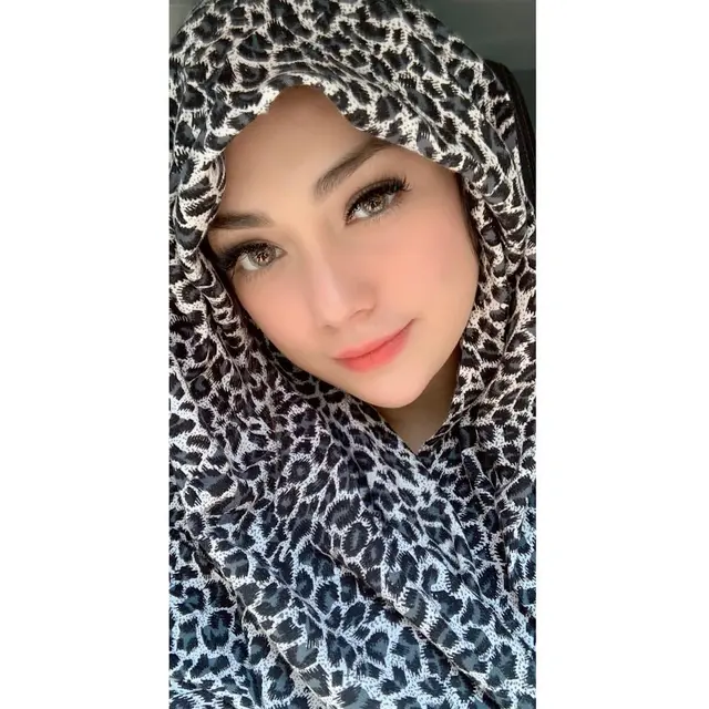 Ikut Pengajian, Ini 7 Potret Celine Evangelista Saat Pakai Hijab