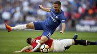 Penyerang Chelsea, Eden Hazard, terjatuh saat melawan Manchester United pada laga final Piala FA 2017-2018 di Stadion Wembley, Sabtu (19/5/2018). Chelsea menang 1-0 atas Manchester United. (AP/Nick Potts)