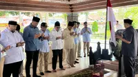 Capres nomor urut 2 Prabowo Subianto ziarah ke makam Presiden pertama RI Soekarno atau Bung Karno di Blitar, Jawa Timur, Minggu (17/12/2023).(Liputan6.com/ Lizsa Egeham)