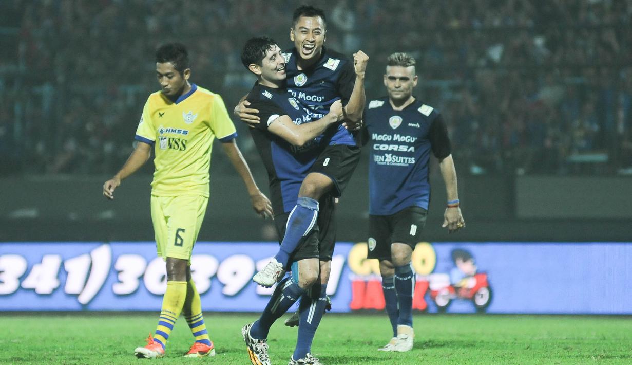 Pemain Arema Cronus, Samsul Arif bersama Esteban Vizcarra merayakan gol yang dicetak ke gawang Persegres G.U pada laga Piala Jenderal Sudirman di Stadion Kanjuruhan, Malang, Selasa (20/11/2015). Arema berhasil menang 4-1. (Bola.com/Kevin Setiawan)