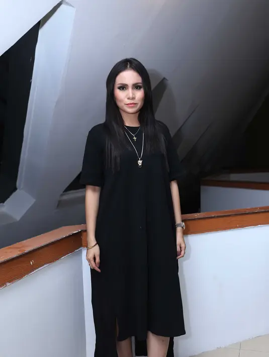 Momo pun mengaku jika dirinya lebih senang dirias oleh orang lain lantaran dirinya bukanlah make up artis professional. Baginya yang penting mendapatkan hasil bagus di kamera. (Nurwahyunan/Bintang.com)