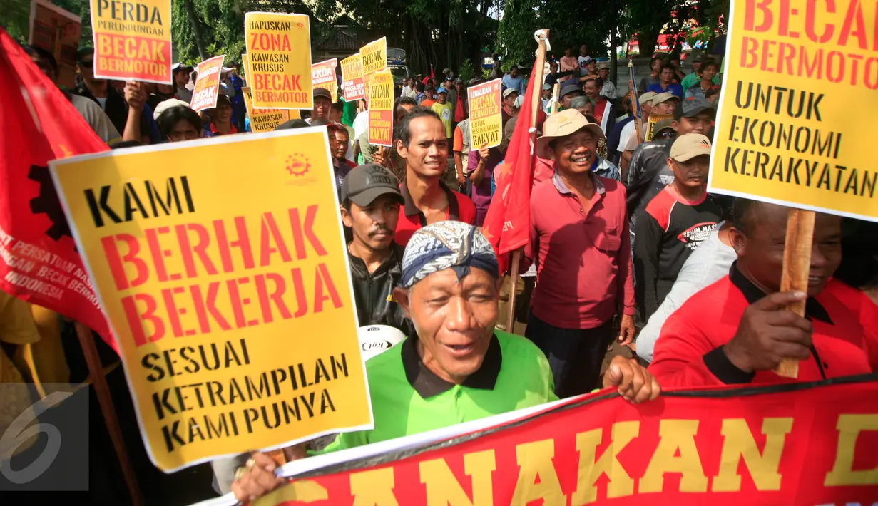 Pengemudi becak bermotor (bentor) melakukan orasi di depan Gedung DPRD DIY, Rabu (30/3/2016). Dalam aksinya, mereka menuntut hentikan razia bentor dan melegalkan moda transportasi tersebut. (Foto: Boy Harjanto)