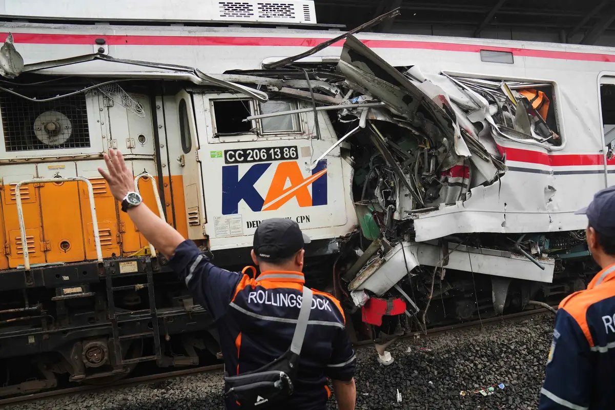 Ditabrak Argo Bromo Anggrek, Gerbong Khusus Wanita KRL Commuter Hancur