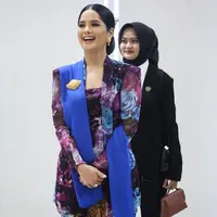 Kebaya tersebut dilengkapi dengan selendang warna biru muda yang menambah impresi anggun.  [@agusyudhoyono].