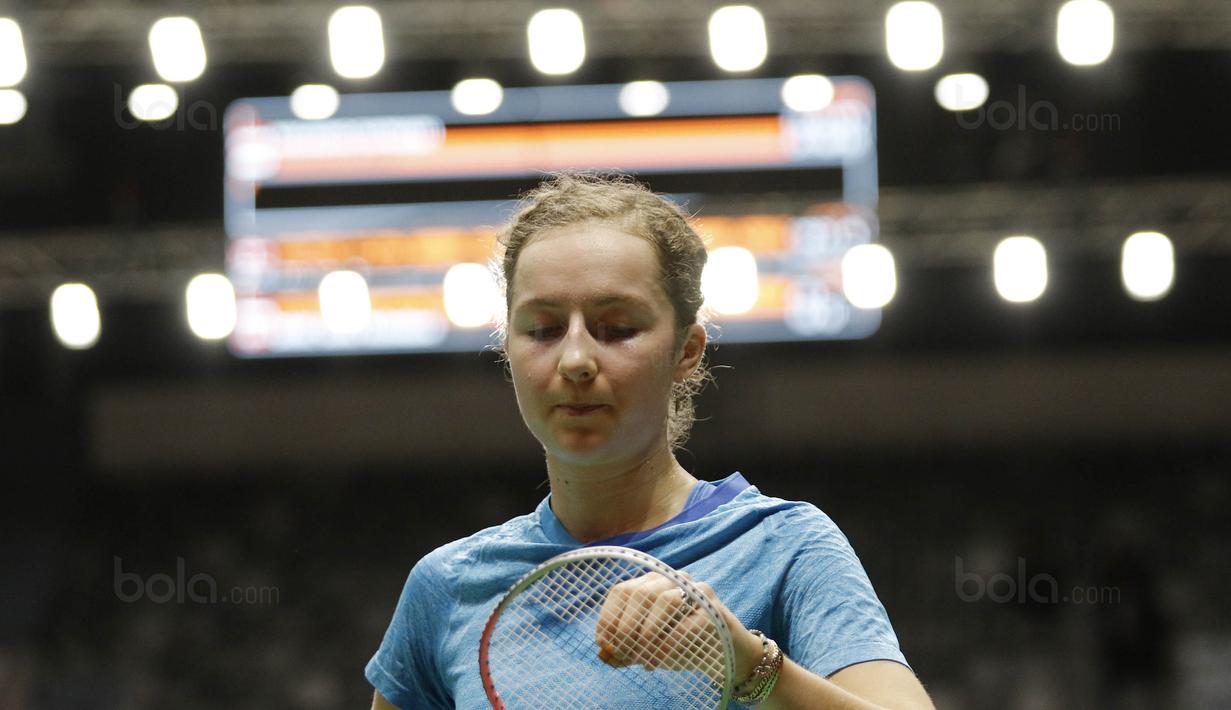 Pebulutangkis Denmark, Sofie Holmboe Dahl, saat melawan  Indonesia, Gregoria Mariska, pada laga Indonesia Masters 2018 di Istora Senayan, Selasa (23/1/2018). Gregoria menang 21-12 dan 21-13 atas Sofie Holmboe. (Bola.com/M Iqbal Ichsan)