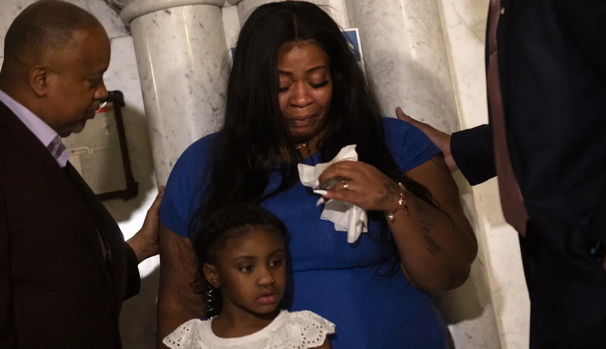Roxie Washington, ibu dari putri George Floyd, Gianna Floyd, menghadiri konferensi pers di St. Paul, Minnesota, Selasa (2/6/2020). Washington menuntut keadilan atas kematian George Floyd yang tak bisa bernafas karena tercekik lutut polisi saat ditangkap. (Stephen Maturen/Getty Images/AFP)