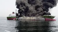 Kamis 29 Mei 2014, sebuah kapal tanker minyak seberat 998 ton meledak di lepas pantai Jepang. (AFP PHOTO/Japan Coast Guard)