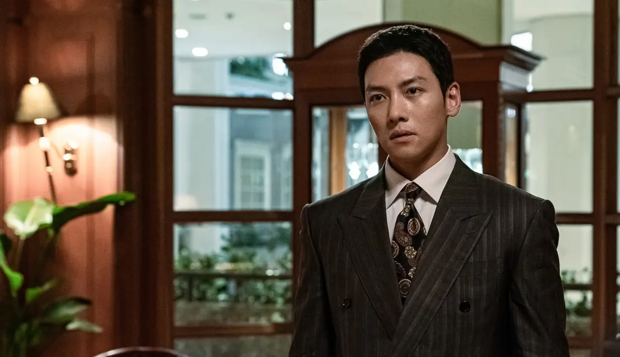 Dengan tekad yang kuat, Kang Joon Mo akan melakukan apa saja untuk mencapai tujuannya, dan dia adalah karakter pemberani dan bersinar saat menghadapi bahaya. (Foto: Disney+ Hotstar via Soompi)