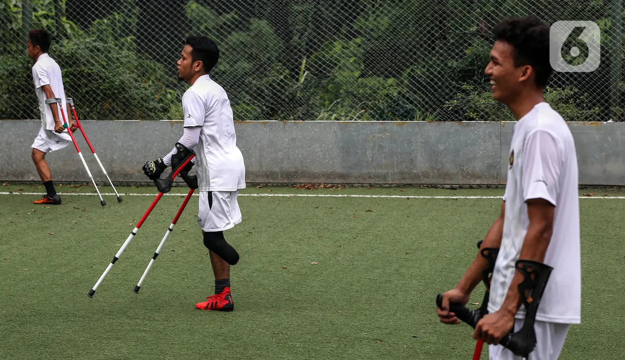 Pesepak bola Tim Garuda Indonesia Amputee Football (INAF) berlatih di Lapangan Bola Sport Club Serenia Mansion Jakarta, Selasa (12/7/2022). Timnas Garuda INAF kembali menggelar latihan dalam rangka persiapan mengikuti Piala Dunia 2022 di Turki pada Oktober mendatang. (Liputan6.com/Johan Tallo)