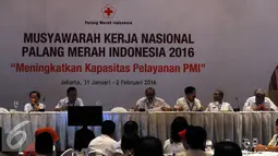 Sekjen Ritola Tasmaya (ketiga kiri) memberikan keterangan pada hari pertama Mukernas PMI 2016 di jakarta, Senin (1/2). Dalam Mukernas kali ini PMI mengambil tema Meningkatkan Kapasitas pelayanan PMI. (Liputan6.com/Helmi Afandi)