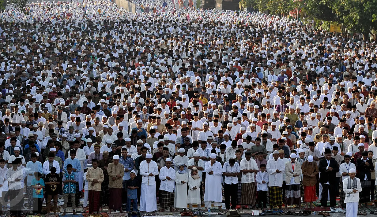 Suasana salat Idul Fitri 1436 H di ruas Jalan Jatinegara Barat, Jakarta, Jumat (17/7/2015). Pemerintah melalui Kementerian Agama menetapkan Hari Raya Idul Fitri 1436 H jatuh pada Jumat 17 Juli 2015. (Liputan6.com/Johan Tallo)
