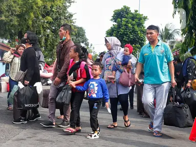 Para pemudik berdatangan di Terminal Kalideres, Jakarta Barat, Selasa (18/4/2023). (Liputan6.com/Angga Yuniar)