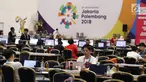 Sejumlah pewarta baik dalam maupun luar negeri beraktivitas di ruang pusat media Asian Games 2018 di JCC, Jakarta, Selasa (14/8). Asian Games 2018 berlangsung hingga 2 September mendatang. (Liputan6.com/Helmi Fithriansyah)