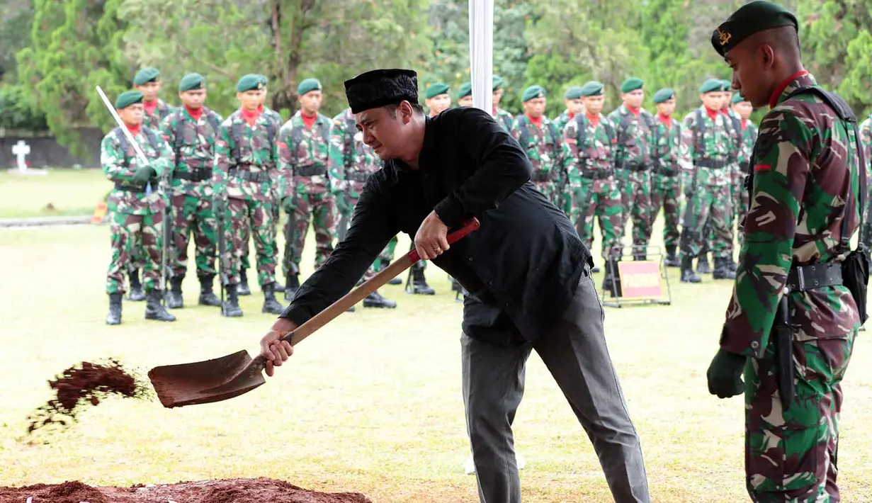 Verrel Bramastya hadir mengikuti proses pemakaman Mayor Jendral Sudjoko yang berlangsung di Taman Makam Pahlawan (TMP), Kalibata, Jakarta Selatan, Sabtu (18/3/2017) sekitar pukul 10.40 WIB.(Deki Prayoga/Bintang.com)