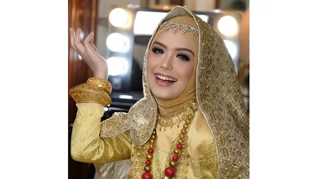 7 Pesona Vebby Palwinta dalam Balutan Busana Pengantin, Diduga Lamaran