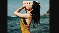 Puteri Indonesia 2019 Frederika Alexis Cull menjalani sesi pemotretan dengan mengenakan bikini, termasuk yang satu ini. (dok. Instagram @frederikacull/https://www.instagram.com/p/Byy9E0fnCBf/Dinny Mutiah)