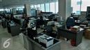 Suasana ruang kerja lingkungan Pemerintah Provinsi DKI Jakarta di kantor Balai Kota, Rabu, (22/7/2015). Sejumlah meja masih terlihat kosong pasca Idul Fitri 1436H, hal ini dikarenakan beberapa PNS mengambil cuti tahunan. (Liputan6.com/Johan Tallo)