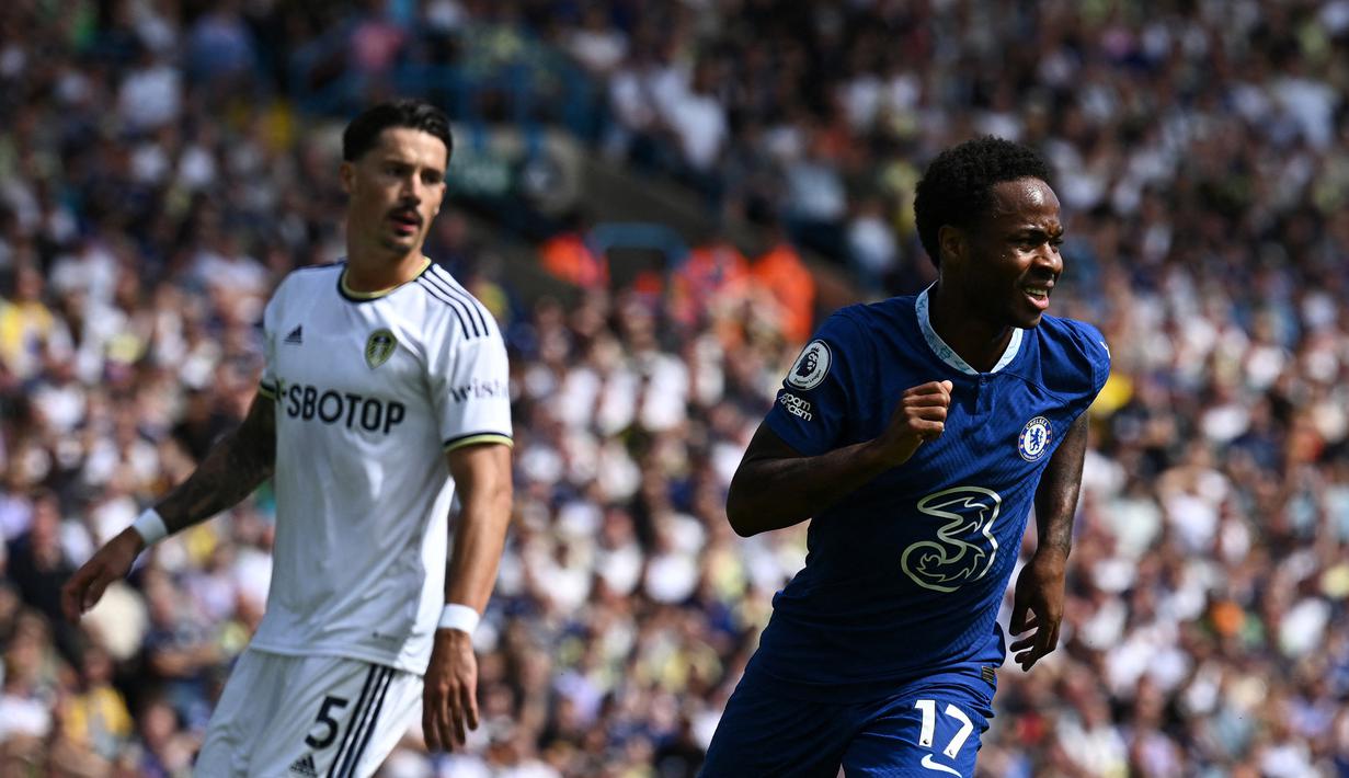 Chelsea sebenarnya sudah mampu menjebol gawang Leeds United pada menit ke-15 lewat Raheem Sterling usai memanfaatkan umpan Marc Cucurella. Namun gol dianulir wasit akibat Raheem Sterling telah terperangkap offside sebelum menerima umpan Marc Cucurella. (AFP/Paul Ellis)