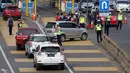 Petugas mengarahkan kendaraan berplat genap berputar balik di Gerbang Tol Bekasi Barat 1, Bekasi, Jawa Barat, Selasa (13/3). Hari kedua penerapan ganjil genap, masih banyak kendaraan berputar balik di gerbang tol tersebut. (Liputan6.com/Arya Manggala)