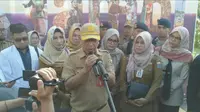 Kepala Dinkes Provinsi Jambi, dr Samsiran Halim (tengah) didampingi sejumlah pejabat dan tim dokter memberikan keterangan pers, Senin (27/1/2020). Pemprov Jambi masih menunggu hasil uji lab sampel terduga pasien virus Corona di Jambi. (Liputan6.com/Gresi Plasmanto)