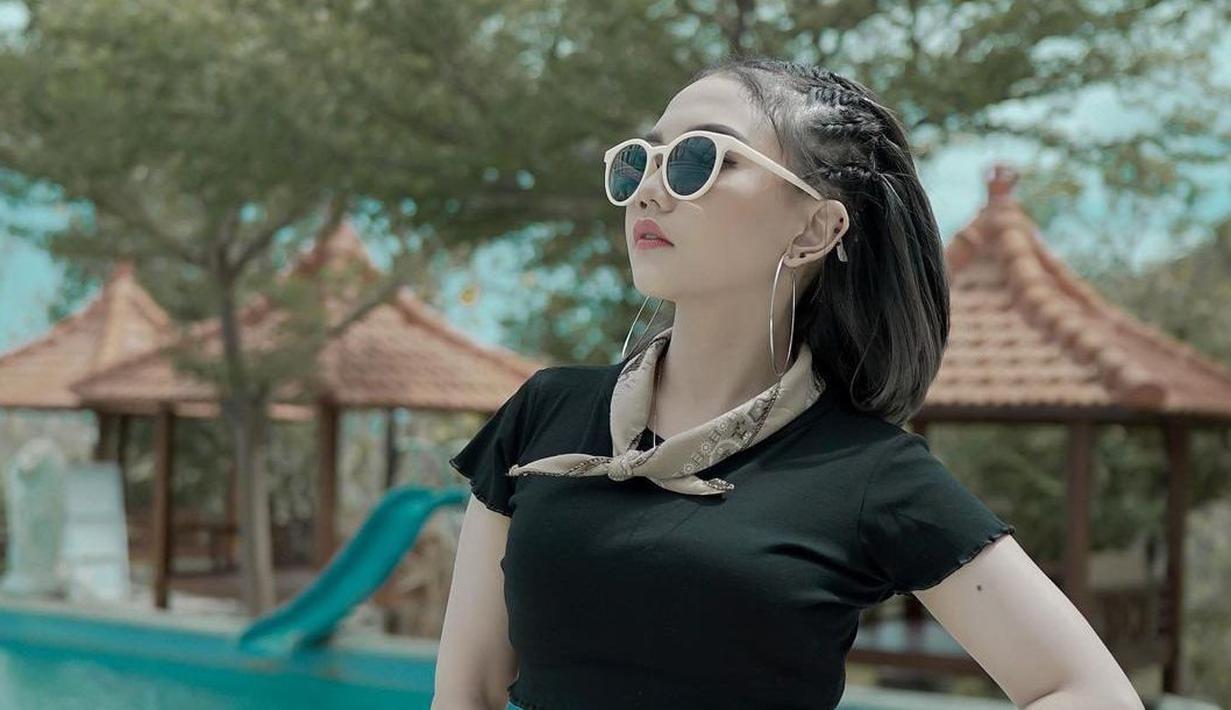 FOTO: Gaya Syahiba Saufa Berkacamata Hitam, Manis Memesona - Surabaya