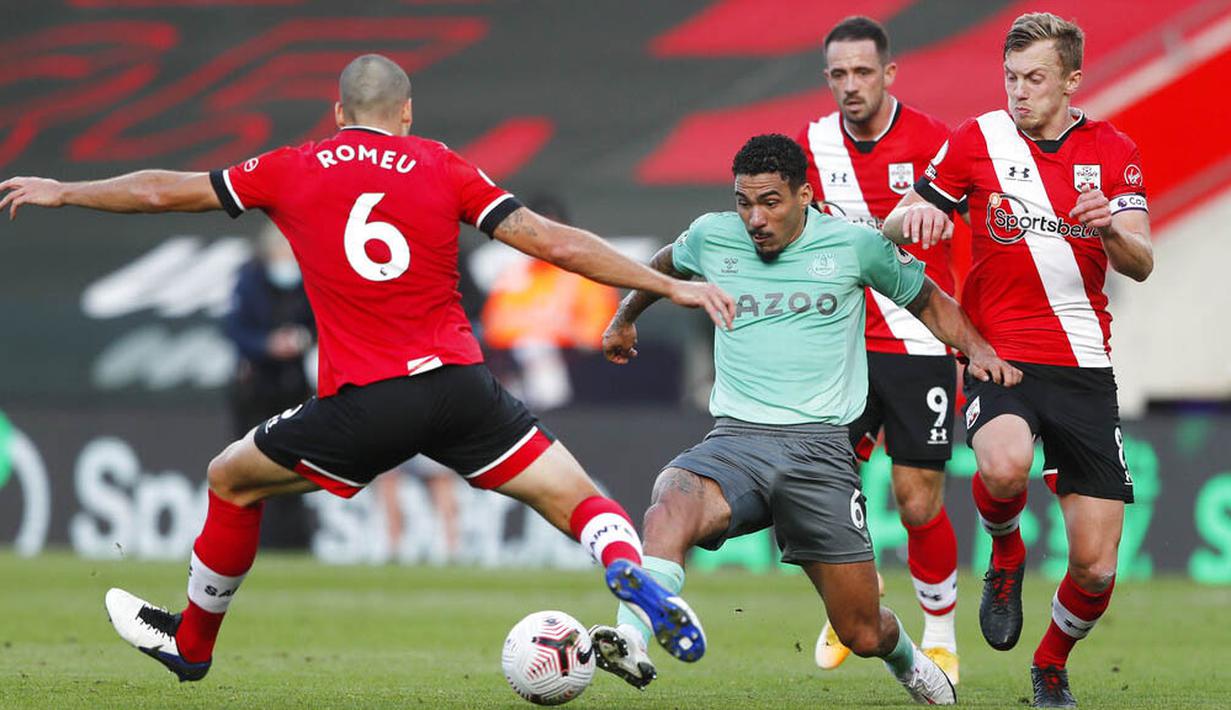 Pemain Everton, Allan, berusaha melewati pemain Southampton pada laga Liga Inggris di Stadion St. Mary's Minggu (25/10/2020). Southampton menang dengan skor 2-0. (AP Photo/Frank Augstein, Pool)