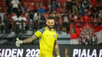 Penjaga gawang Arema FC Lucas Figeri saat mengacungkan jempol usai bawa Arema FC menang atas Bali United di Stadion I Wayan Dipta, Gianyar. (Alit Binawan/Bola.com)