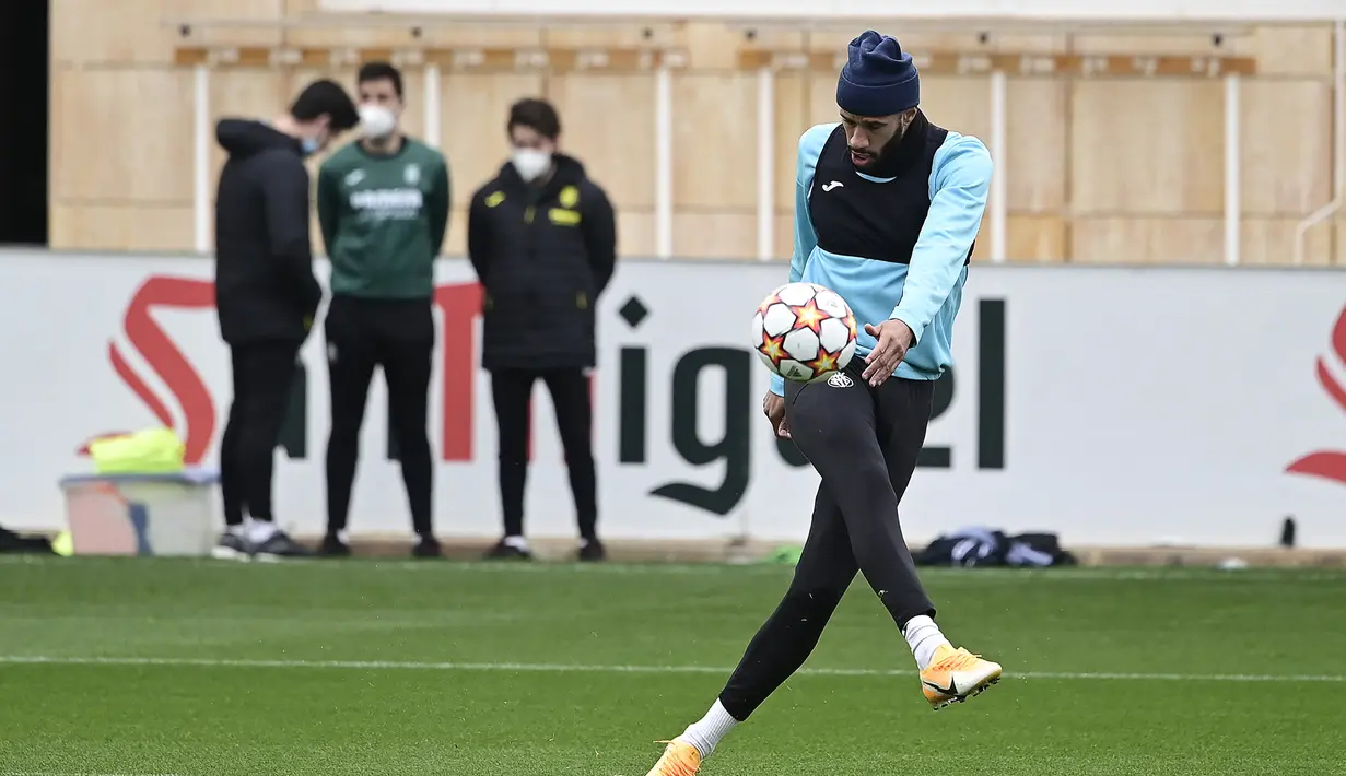 Gelandang Villarreal Etienne Capoue mengambil bagian dalam sesi latihan di Ciudad deportiva Villarreal di Vila-Real, Selasa (15/3/2022). Villarreal akan berhadapan dengan Juventus dalam leg kedua babak 16 besar Liga Champions pada hari Rabu, 16 Maret 2022 di Allianz Stadium. (JOSE JORDAN/STR/AFP)