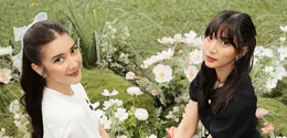 Dalam potret yang dibagikan, Sheila dan Fita sama-sama tampil dengan gaya feminin playful khas Cecilie Bahnsen. Keduanya kompak mengenakan hairstyle half-up lengkap dengan detail pita besar yang membuat penampilan mereka terlihat makin manis dan youthful. [@sheiladara].