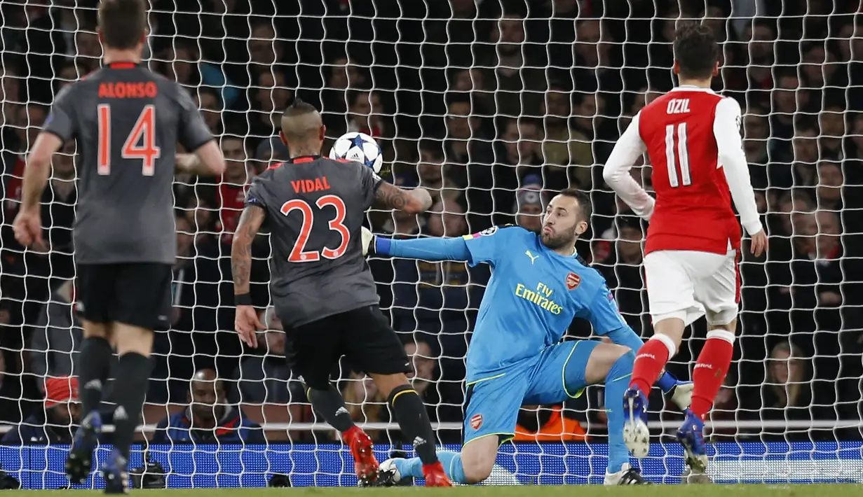 Gelandang Bayern Munchen, Arturo Vidal, saat mencetak gol ke gawang Arsenal pada leg kedua babak 16 besar Liga Champions di Stadion Emirates, London, (7/3/2017). Bayern Munchen menang agregat 10-2 atas Arsenal. (AFP/Ian Kington)