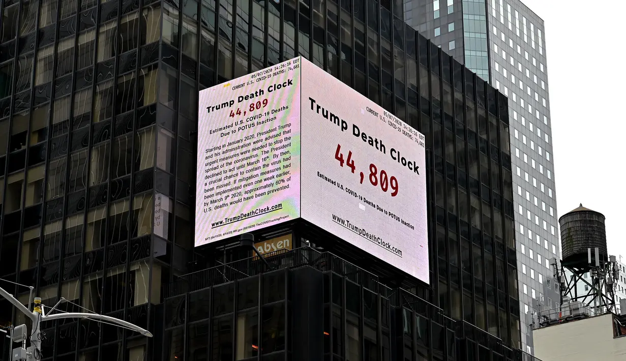 Papan berupa jam kematian yang disebut "Trump Death Clock" di Times Square, New York City pada 8 Mei 2020. Trump Death Clock yang menunjukkan jumlah kematian akibat Covid-19 ini menjadi pengingat bagi Donald Trump angka itu bisa dihindari jikabertindak lebih cepat. (Dia Dipasupil/Getty Images/AFP)